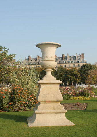 Vase orné de fleurs de lys et de coquilles