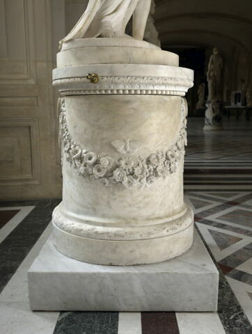 Piédestal cylindrique avec base et corniche sculptées de l'Amour et Psyché