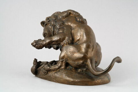 Lion au serpent à la patte levée, image 2/10