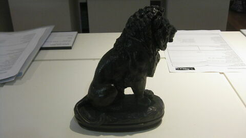 Lion assis N° 4, image 2/2