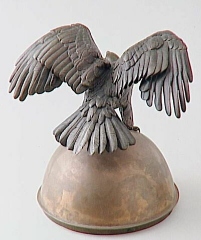 Aigle sur une demi sphère, image 3/6