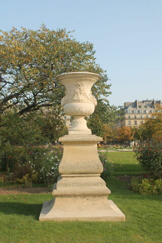 Vase aux coquilles et têtes de béliers