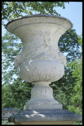 Vase aux coquilles et têtes de béliers, image 3/3