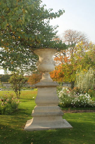 Vase aux coquilles et têtes de béliers