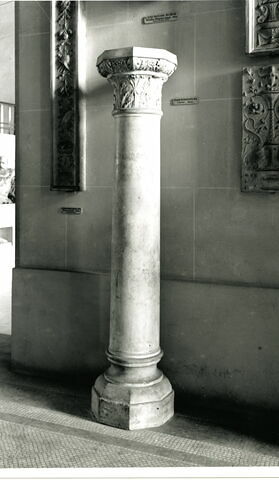 Colonne surmontée d'un chapiteau à décor de feuilles d'acanthe, d'oiseaux et de petites vasques