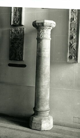 Colonne surmontée d'un chapiteau à décor de feuilles d'acanthe, d'oiseaux et de petites vasques