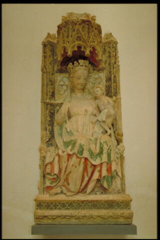 La Vierge, assise sous un dais et tenant l'Enfant. Sur les faces latérales du trône : Isaïe et David, image 11/16