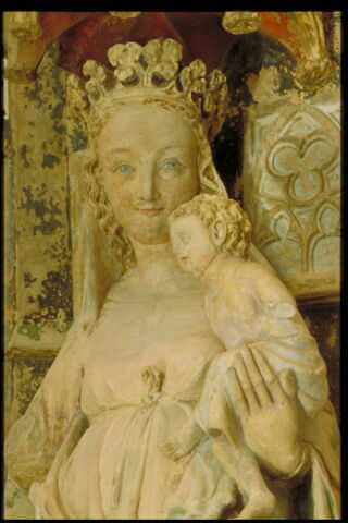 La Vierge, assise sous un dais et tenant l'Enfant. Sur les faces latérales du trône : Isaïe et David, image 12/16