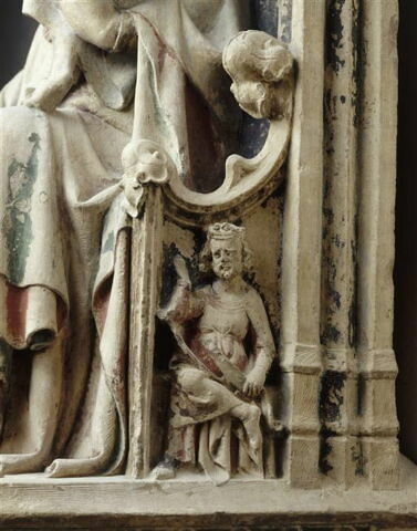 La Vierge, assise sous un dais et tenant l'Enfant. Sur les faces latérales du trône : Isaïe et David, image 7/16