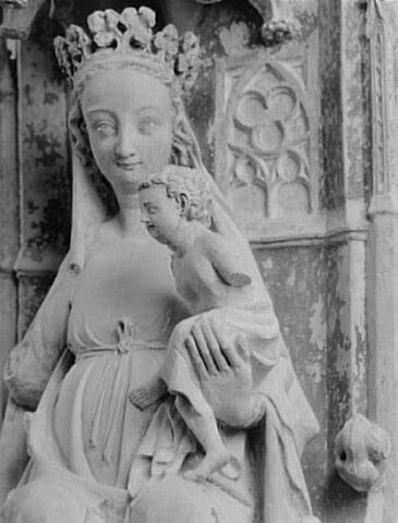 La Vierge, assise sous un dais et tenant l'Enfant. Sur les faces latérales du trône : Isaïe et David, image 10/16