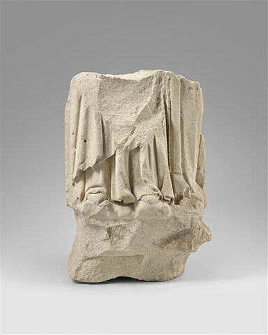 Pieds et partie inférieure de la draperie de deux personnages, fragment d'un groupe, image 2/4