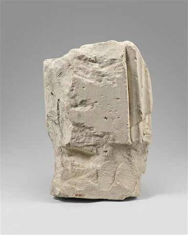Pieds et partie inférieure de la draperie de deux personnages, fragment d'un groupe, image 3/4