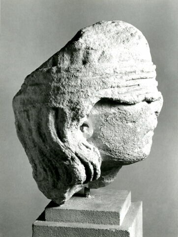 Fragment de tête de femme, les yeux voilés, image 5/5