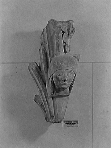 Retombée d'arcade décorée d'une tête de femme et de feuillage, image 10/10