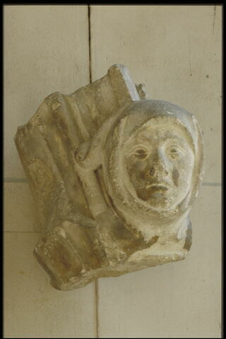 Retombée d'arcade décorée d'une tête d'homme et de feuillage, image 9/11