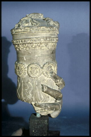 Main d'une sainte Madeleine tenant le vase aux parfums, image 5/8