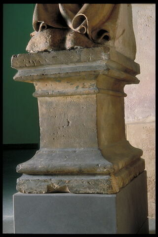 Socle timbré d'un écu portant un lion couronné passant sur la gauche, image 5/5