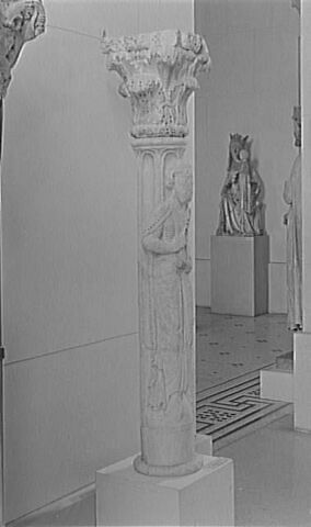 Colonne cannelée décorée d'un personnage tenant une banderole (prophète ou donateur ?), image 4/7