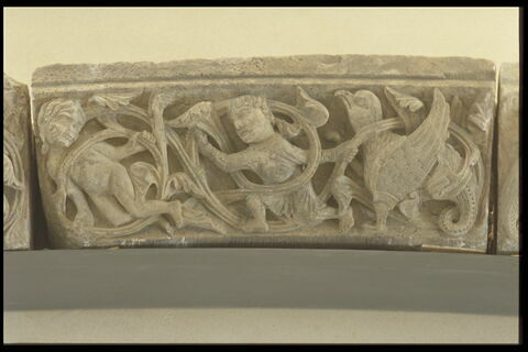 Une femme nue, un homme vêtu et un animal chimérique, dans des rinceaux, image 2/2