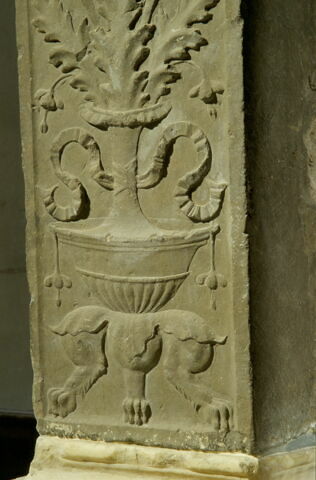 Fragment de pilastre décoré sur une face ornée de vases de fleurs à deux anses et de feuillages, image 2/2