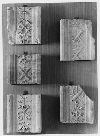 Fragment de pilastre : décor de deux pertuisanes, image 2/2