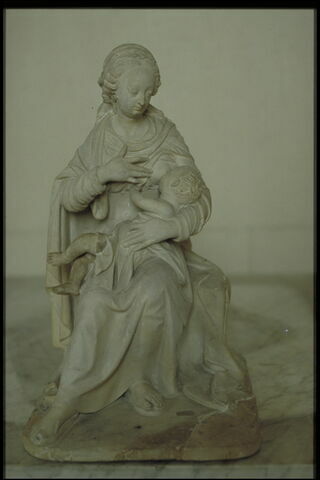 Vierge assise allaitant l'Enfant, image 7/8