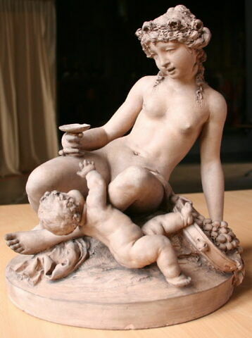 Bacchante assise jouant avec un enfant