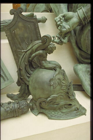 Casque orné d'une tête de dauphin