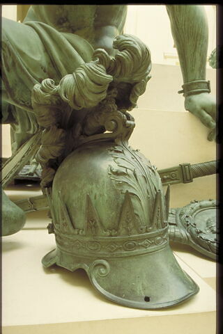 Casque orné d'une couronne et d'un lion