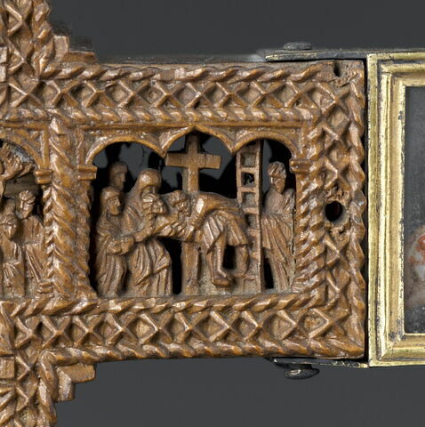 Croix-reliquaire en bois, sculptée de dix-huit scènes de la vie du Christ et trois reliquaires aux extrémités, image 8/29