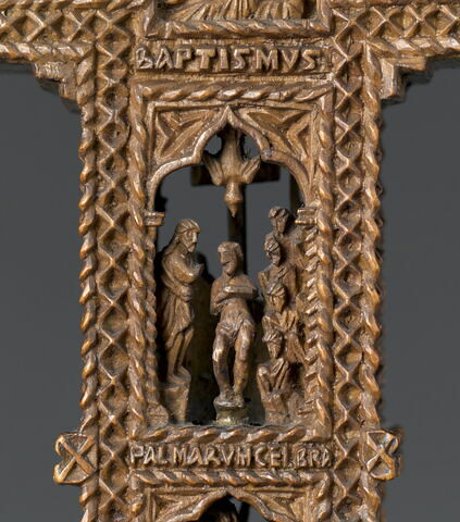 Croix-reliquaire en bois, sculptée de dix-huit scènes de la vie du Christ et trois reliquaires aux extrémités, image 11/29