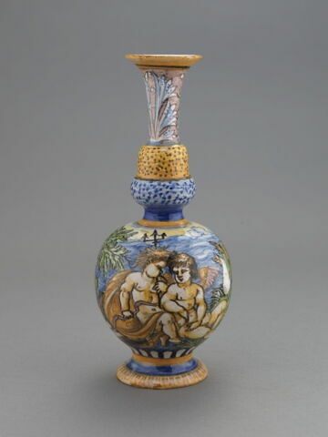 Vase sphérique polychrome à long col, scène marine : Neptune enfant, un amour et des chevaux marins