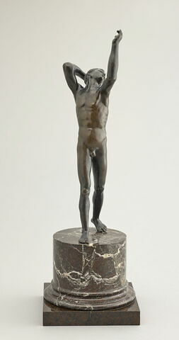 Statuette : adolescent debout dans l'attitude de la douleur, image 2/8