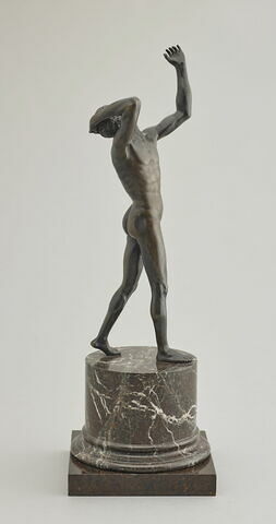 Statuette : adolescent debout dans l'attitude de la douleur, image 4/8