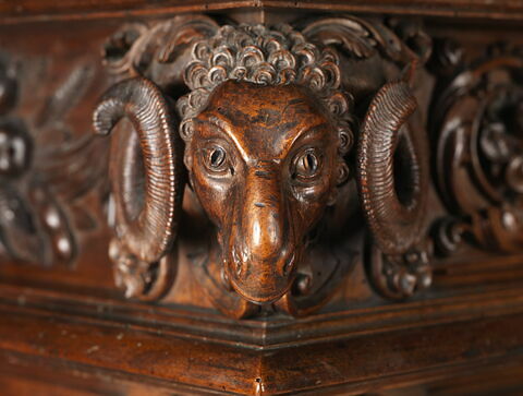 Armoire à deux corps portant la date de 1617, image 5/29