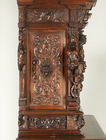 Armoire à deux corps portant la date de 1617, image 9/29