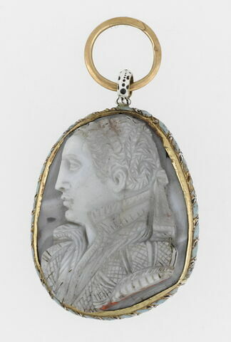 Pendentif : femme de profil