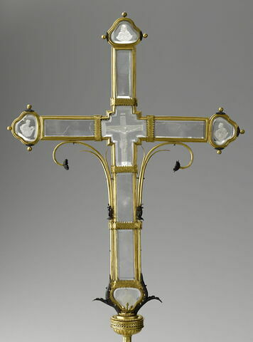 Croix gravée des figures du Christ, des Apôtres et des symboles de la Passion, image 2/4