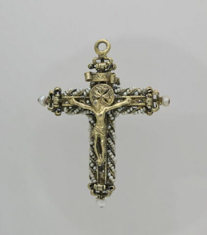 Croix pourvue d'un Christ doré