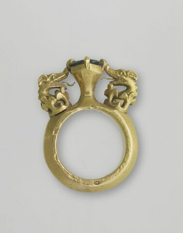 Bague ornée de têtes de dragons