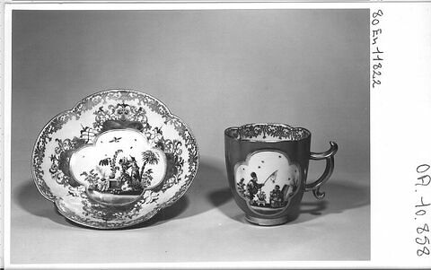 Tasse et soucoupe aux bords ondulés (voir OA 10857)