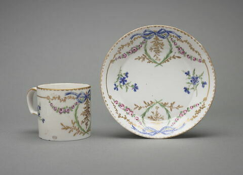 Tasse litron et soucoupe, d'une paire (TH 1417)