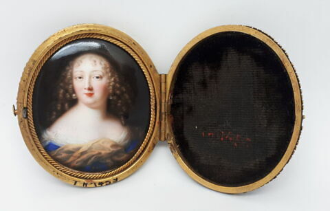 Miniature émaillée dans une boîte en laiton : Mme de La Vallière (?)