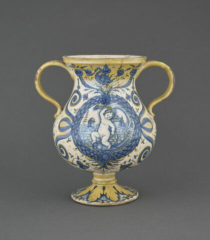 Vase à deux anses : Amour chevauchant un dauphin et profil de Maure, image 3/6