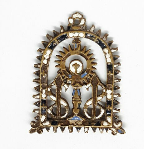 Insigne de confrérie du saint Sacrement : médaillon en forme de tabernacle entouré de flammes