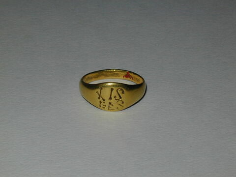 Bague sigillaire avec inscription : XIS-EES