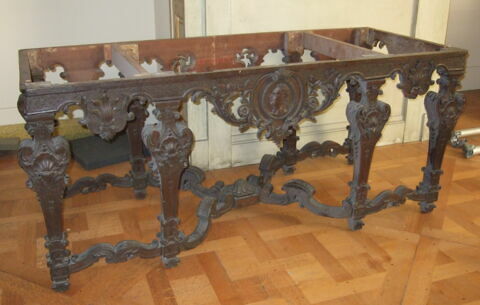 Table-console de milieu, portée par huit pieds balustres