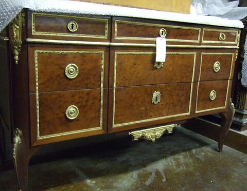 Commode à cinq tiroirs, dessus de marbre blanc