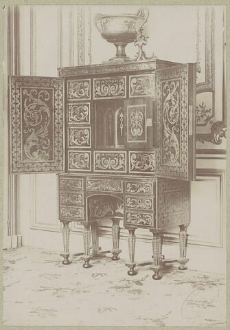 Cabinet à l'italienne en marqueterie de cuivre sur fond d'écaillé rouge