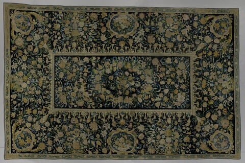 Tapis velours rectangulaire à décor floral